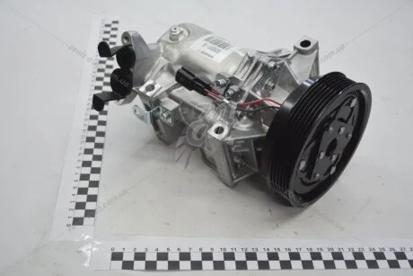 Компрессор кондиціонера 1.6 16V Renault Fluence (10-), Logan II (13-), Duster (10-) Renault RENAULT 8201025121