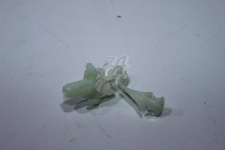 Кліпса обшивки (пластик) Rav4 (17-) 2,0i CVT TOYOTA '6221742050