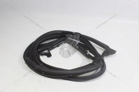 Ущільнювач передн правої двері LC200 (17-) 4,5d TOYOTA '6786160150