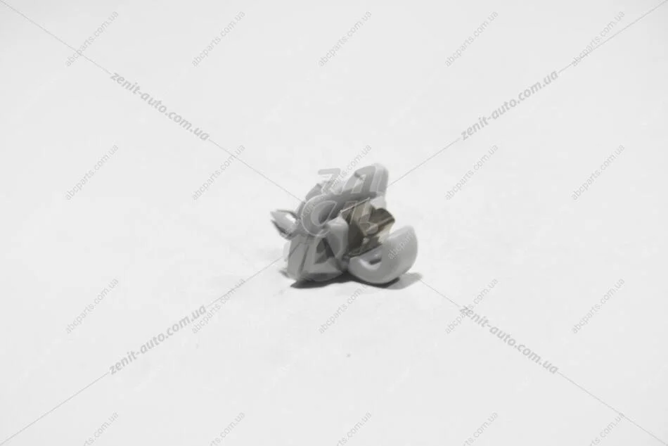 Крючок солнцезахистного козирька (серебр) Audi Q5 (12-17), Q3 (19-) (8W0857562AEP5) VAG '8W0857562AEP5 (фото 1)