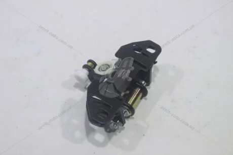 Петля дверей розсувний права середня MB Sprinter (06-) VIKA Vika '81446101
